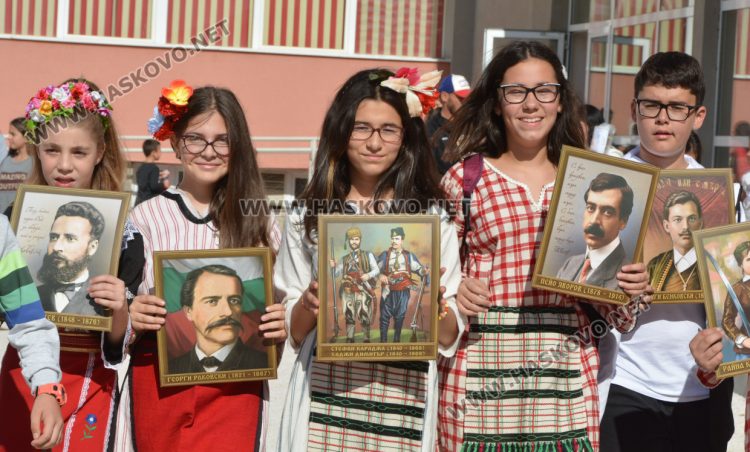 Ученици от „Шандор Петьофи“ с факелно шествие за народните будители