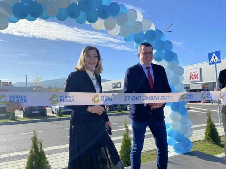 Първият в града ритейл парк беше открит на официална церемония днес