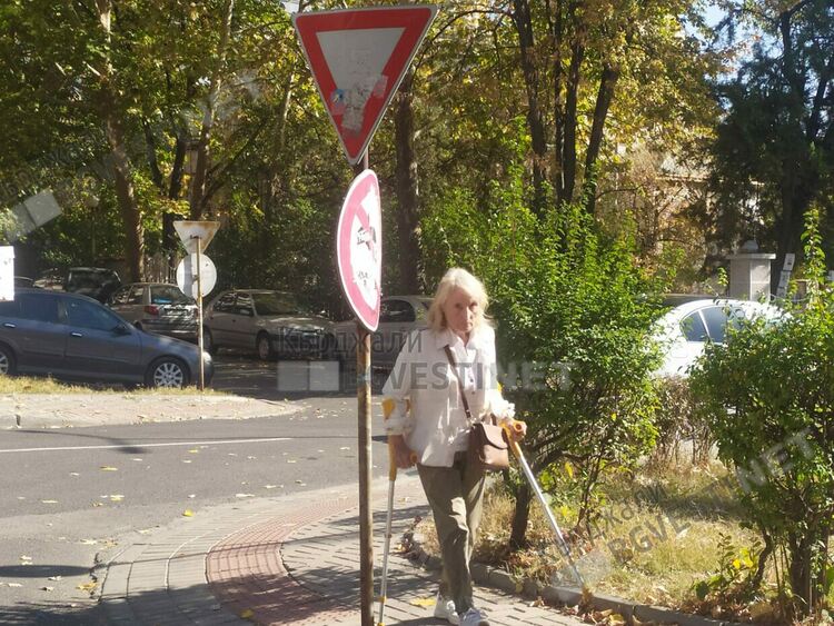 Сметовоз отнесе знак на натоварено кръстовище в Кърджали, шофьорът се ската