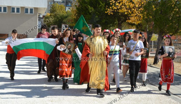 Ученици от „Шандор Петьофи“ с факелно шествие за народните будители