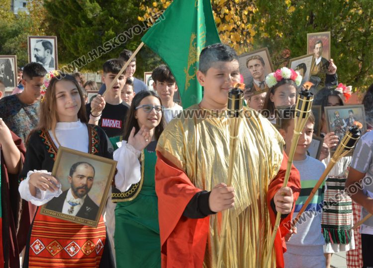 Ученици от „Шандор Петьофи“ с факелно шествие за народните будители