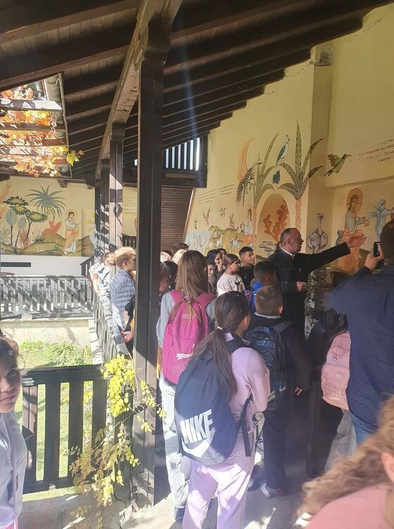 Петокласници от „Славейков“ посетиха храма в Гледка