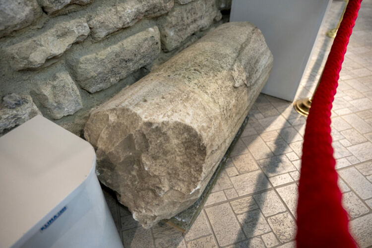 Древнотракийска колона с най-ранното посвещение от тракийска жена