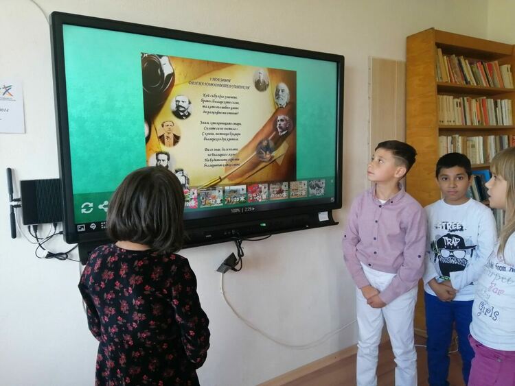 Ученици от Конуш отбелязаха в аванс Деня на народните будители