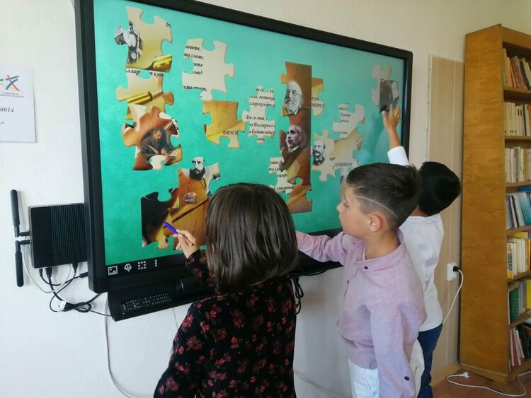 Ученици от Конуш отбелязаха в аванс Деня на народните будители