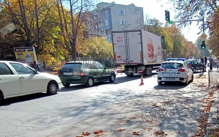 „Опел Астра“се удари в светофара на „Беломорски“при Пътното