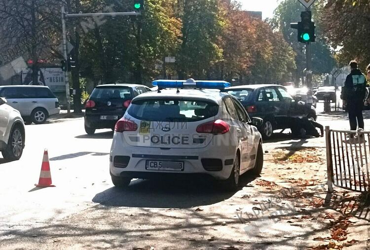 „Опел Астра“се удари в светофара на „Беломорски“при Пътното