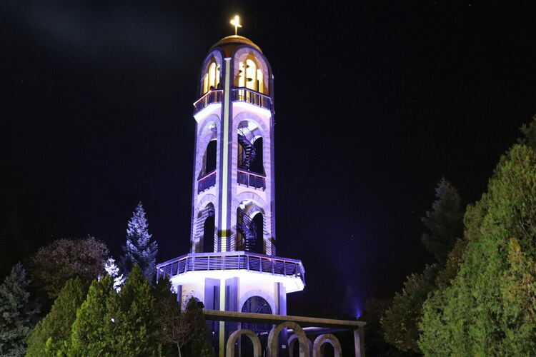 Камбанарията засия в синьо в знак на съпричастност в борбата с инсултите