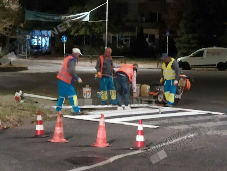 По европейски: В Кърджали полагат маркировката на улиците нощем