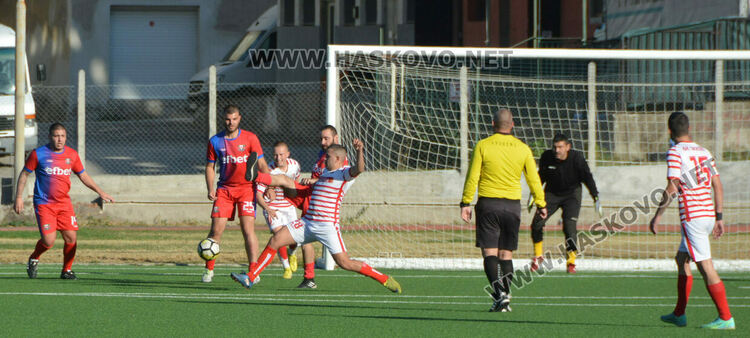 Прекратиха мач от Областната група заради спречкване в Хасково