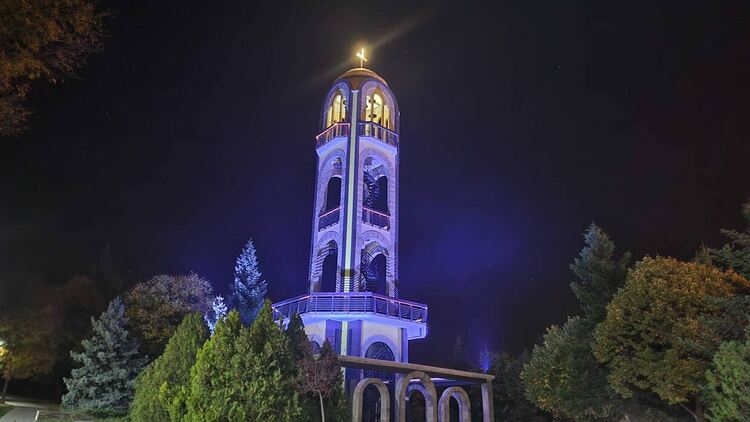 Камбанарията засия в синьо в знак на съпричастност в борбата с инсултите