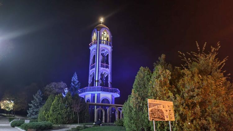 Камбанарията засия в синьо в знак на съпричастност в борбата с инсултите