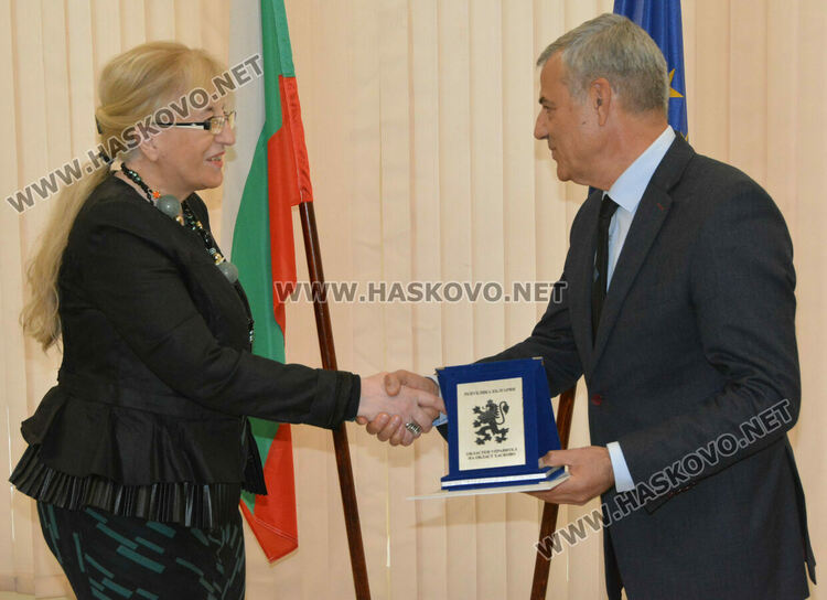 Наградиха 10 пенсионирани директори на училища в Хасковско