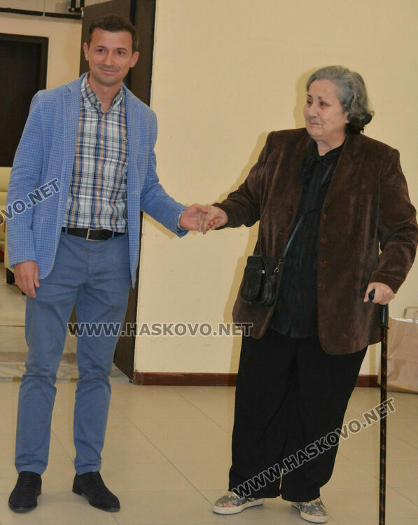 Наградиха 10 пенсионирани директори на училища в Хасковско