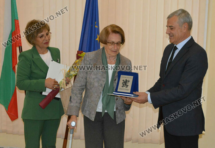 Наградиха 10 пенсионирани директори на училища в Хасковско