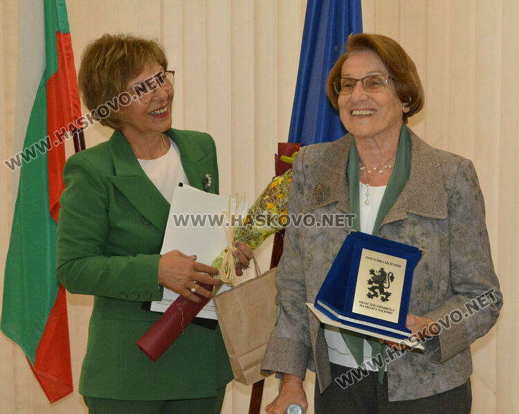 Наградиха 10 пенсионирани директори на училища в Хасковско