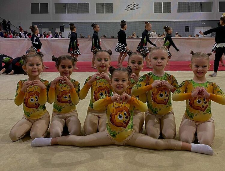 Два златни и два сребърни медала за възпитаничките на Яна Михайлова от Държавното в Шумен