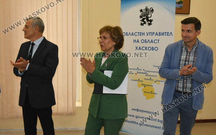 Наградиха 10 пенсионирани директори на училища в Хасковско