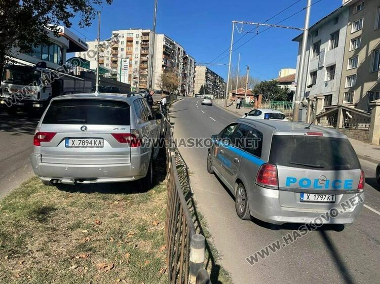 Водачка на джип БМВ разби огражденията на бул. „Васил Левски“