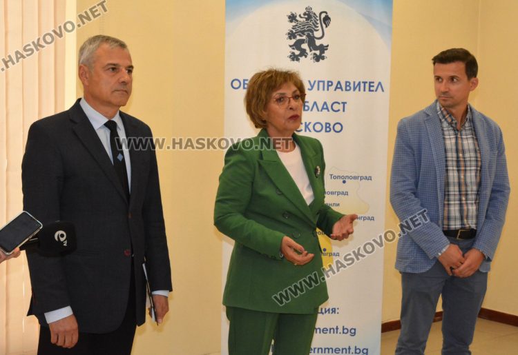 Наградиха 10 пенсионирани директори на училища в Хасковско