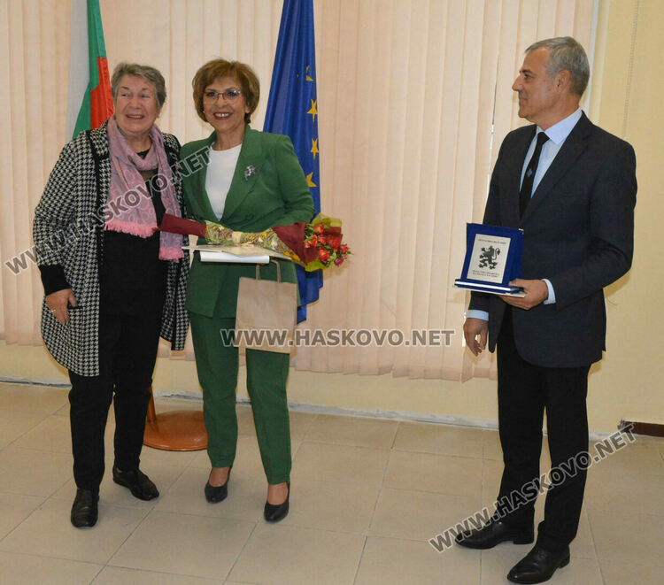 Наградиха 10 пенсионирани директори на училища в Хасковско