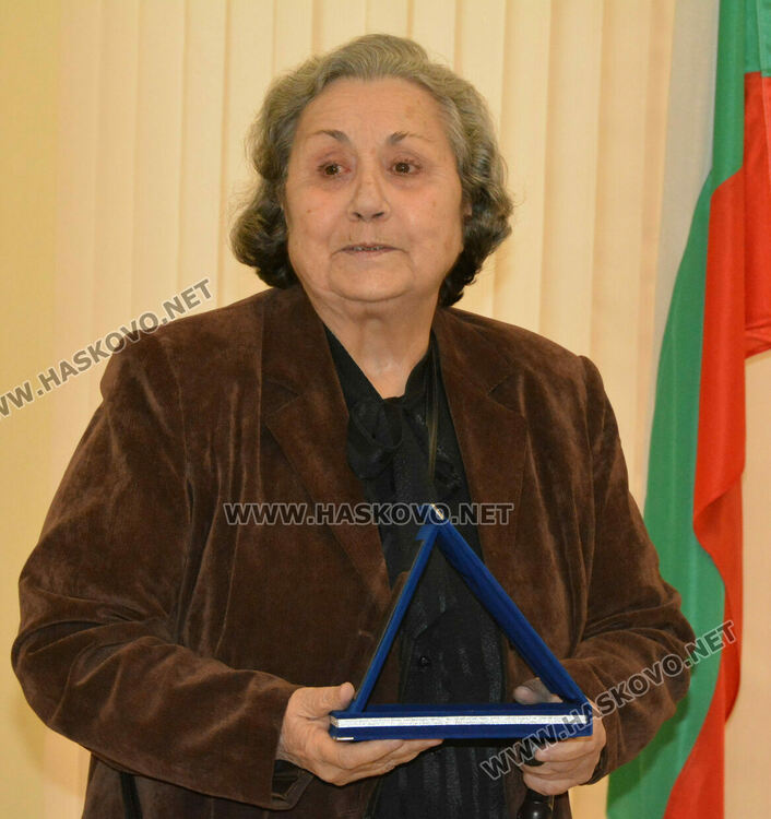 Наградиха 10 пенсионирани директори на училища в Хасковско