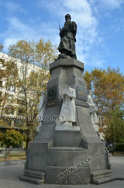 Паменикът на Незнайния войн в Хасково е с обезглавен войник