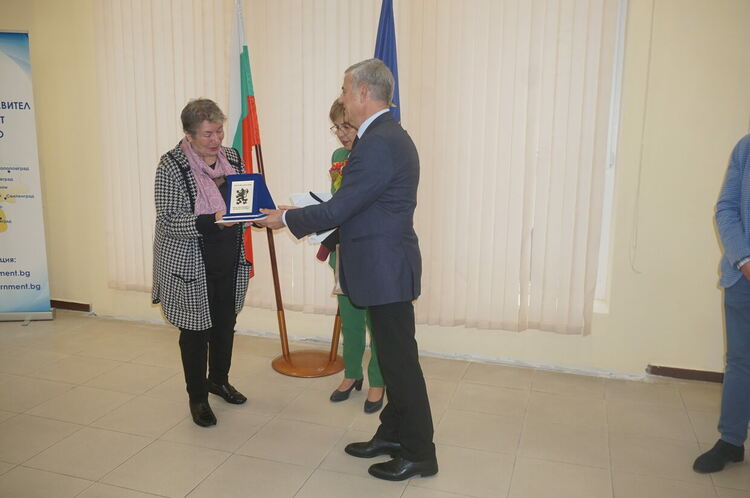 Двама бивши директори на димитровградски учлища са наградени за заслуги в образователната система