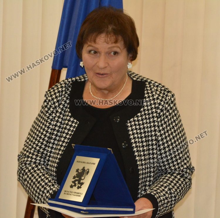 Наградиха 10 пенсионирани директори на училища в Хасковско