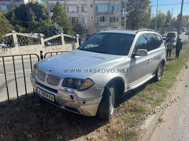 Водачка на джип БМВ разби огражденията на бул. „Васил Левски“