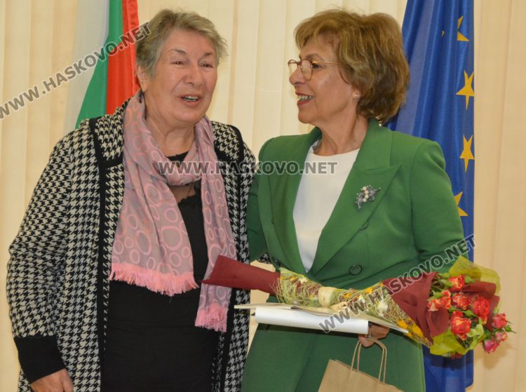 Наградиха 10 пенсионирани директори на училища в Хасковско