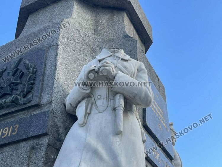 Паменикът на Незнайния войн в Хасково е с обезглавен войник