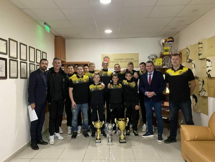 Кметът на община Перник Станислав Владимиров прие отбора на 14-годишните баскетболисти от клуб &bdquo;Миньор 2015&ldquo;