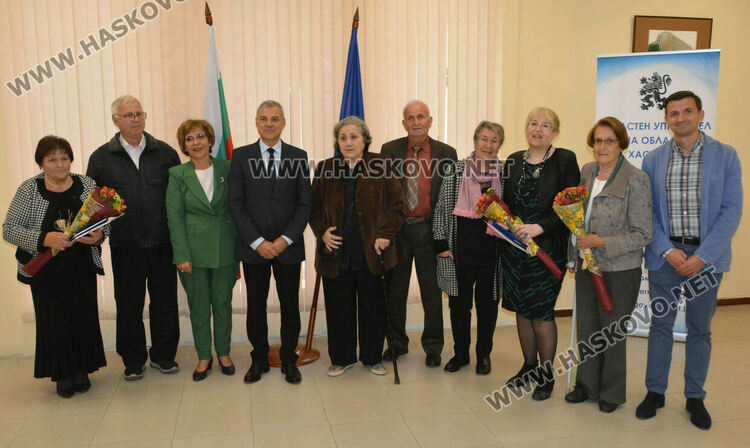 Наградиха 10 пенсионирани директори на училища в Хасковско