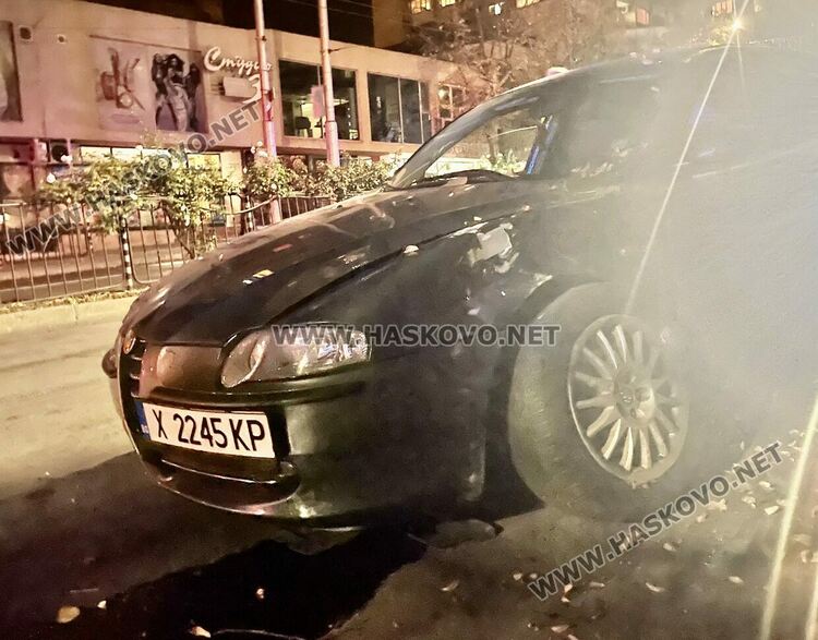 Водач на Алфа се заби в дърво и се завъртя на „Раковски“