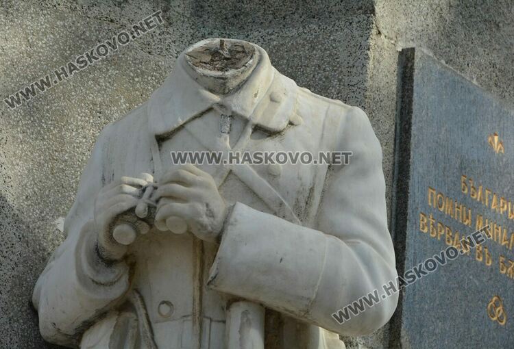 Паменикът на Незнайния войн в Хасково е с обезглавен войник