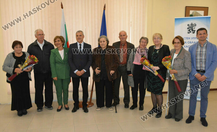 Наградиха 10 пенсионирани директори на училища в Хасковско