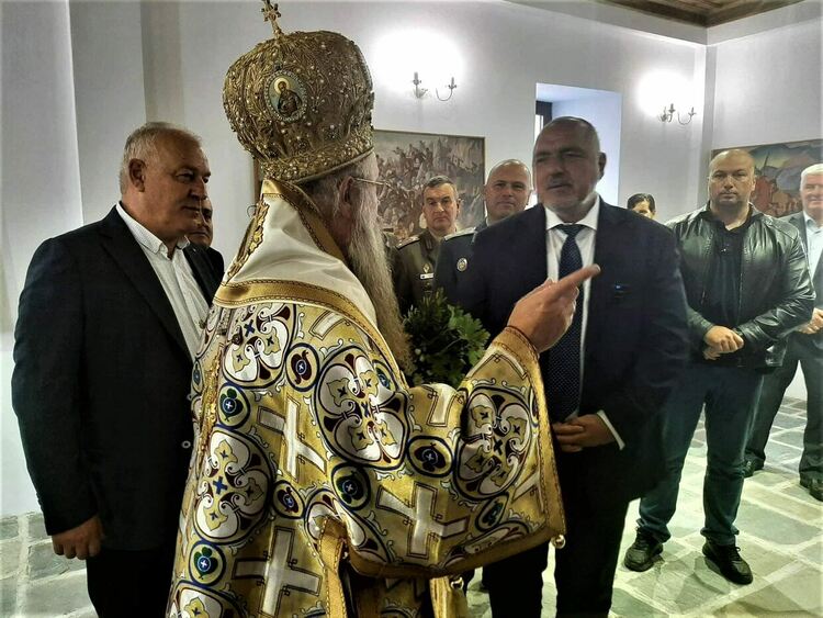 Бойко Борисов пристигна в Широка Лъка за освещаването на реставрираното килийно училище