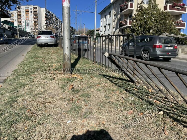 Водачка на джип БМВ разби огражденията на бул. „Васил Левски“