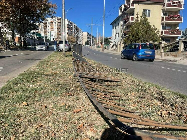 Водачка на джип БМВ разби огражденията на бул. „Васил Левски“