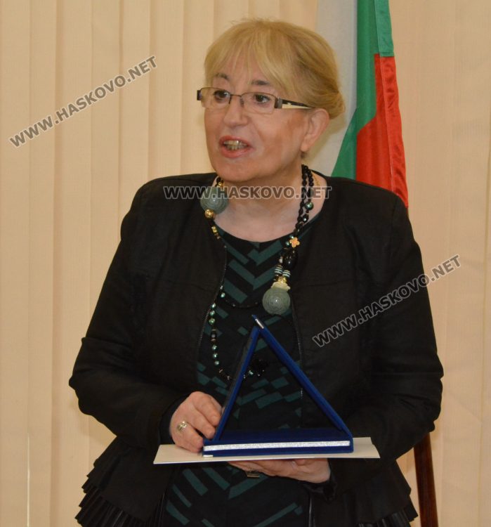 Наградиха 10 пенсионирани директори на училища в Хасковско