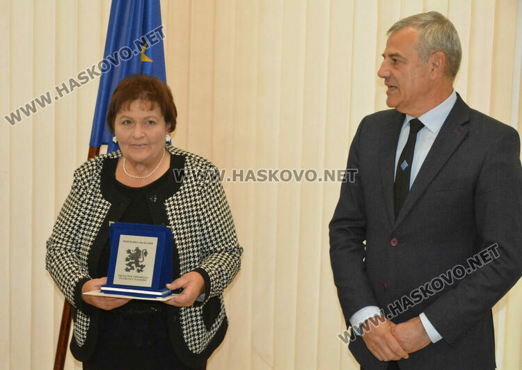 Наградиха 10 пенсионирани директори на училища в Хасковско
