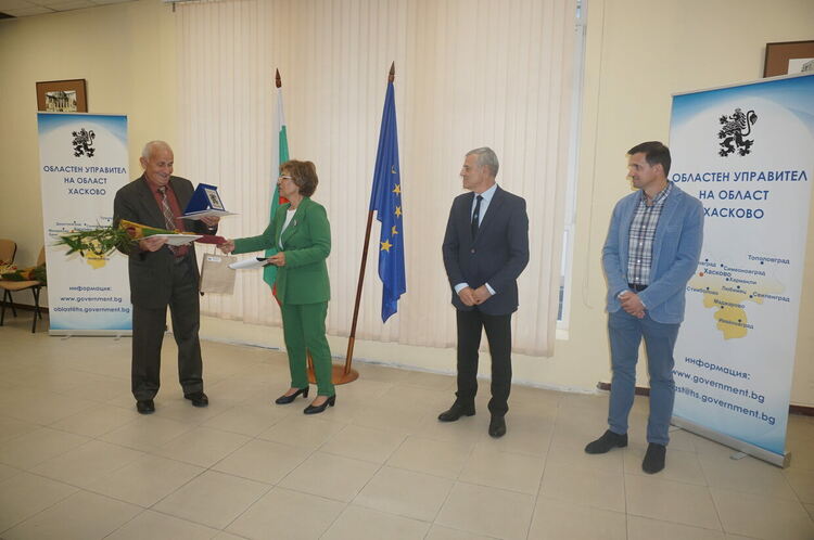 Двама бивши директори на димитровградски учлища са наградени за заслуги в образователната система