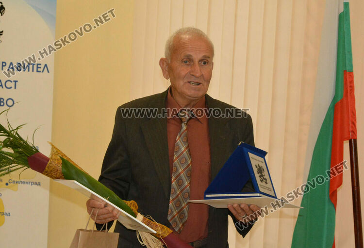 Наградиха 10 пенсионирани директори на училища в Хасковско