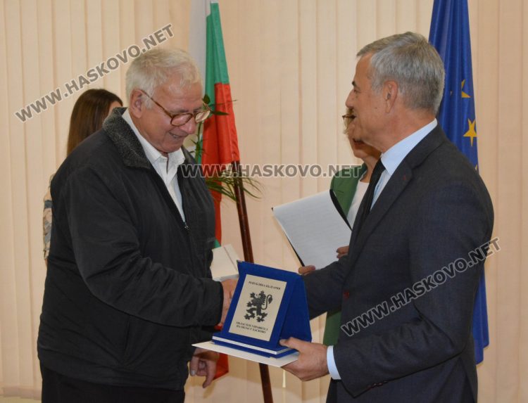 Наградиха 10 пенсионирани директори на училища в Хасковско