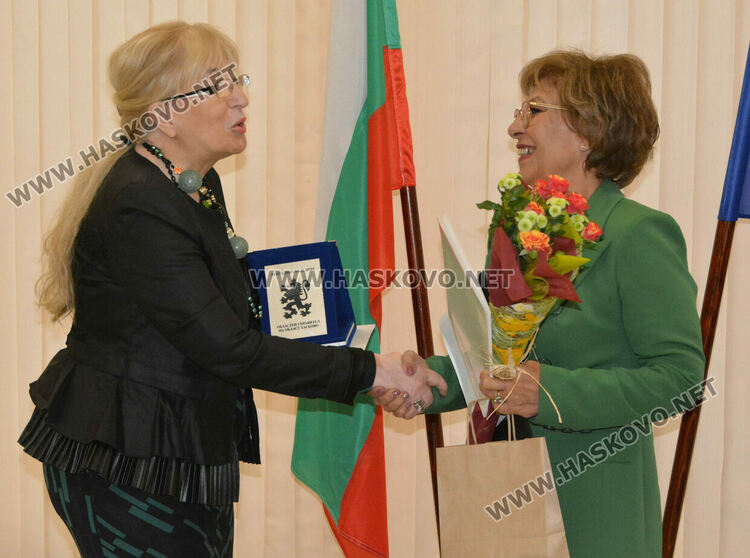 Наградиха 10 пенсионирани директори на училища в Хасковско