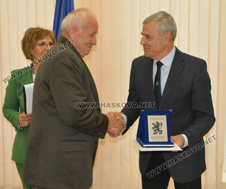 Наградиха 10 пенсионирани директори на училища в Хасковско