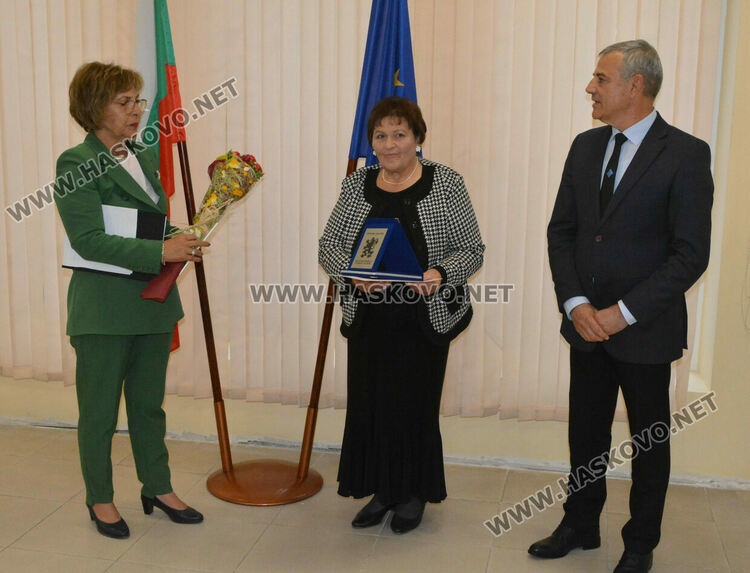 Наградиха 10 пенсионирани директори на училища в Хасковско