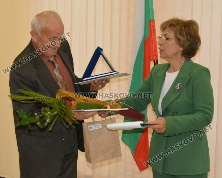 Наградиха 10 пенсионирани директори на училища в Хасковско