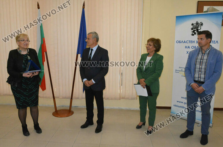 Наградиха 10 пенсионирани директори на училища в Хасковско